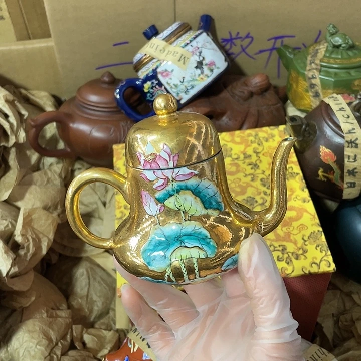 紫砂茶壶原矿泥料，手工制作的一把紫砂壶。