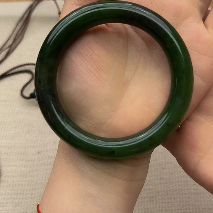 幸***哒和田玉（碧玉）手镯未镶嵌