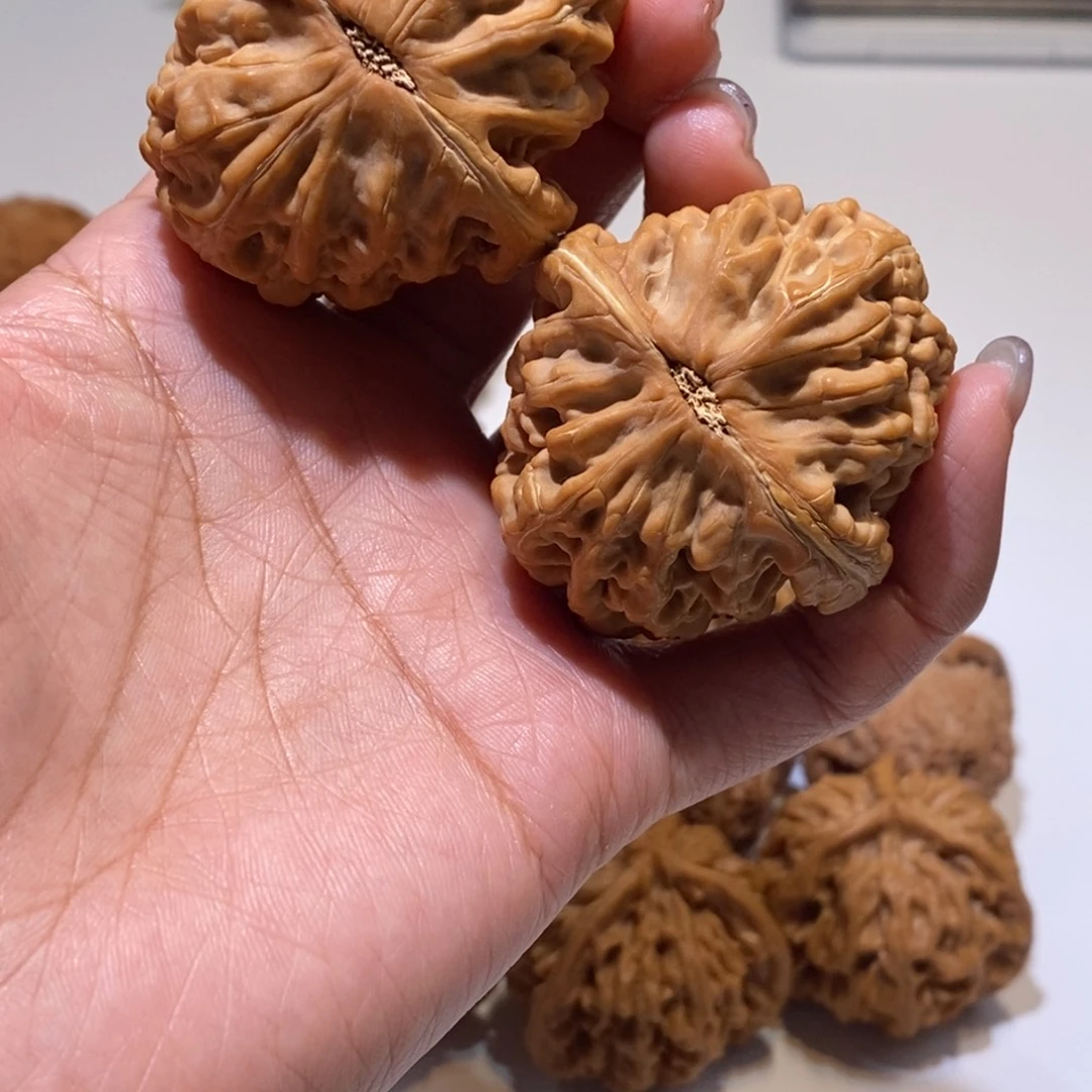 文玩核桃吊坠狮子