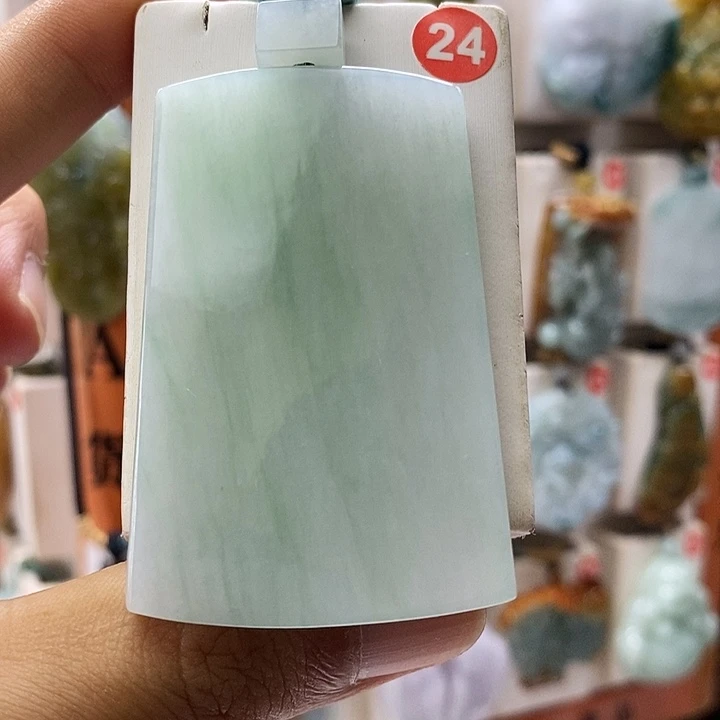 易***寒翡翠未镶嵌颈饰每天