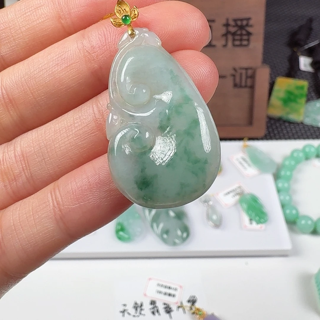 翡翠18K金镶嵌颈饰