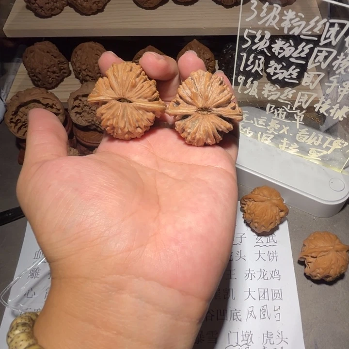 吊坠文玩核桃有黄练手对楼子