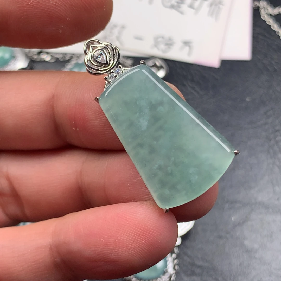 翡翠未镶嵌颈饰无事牌