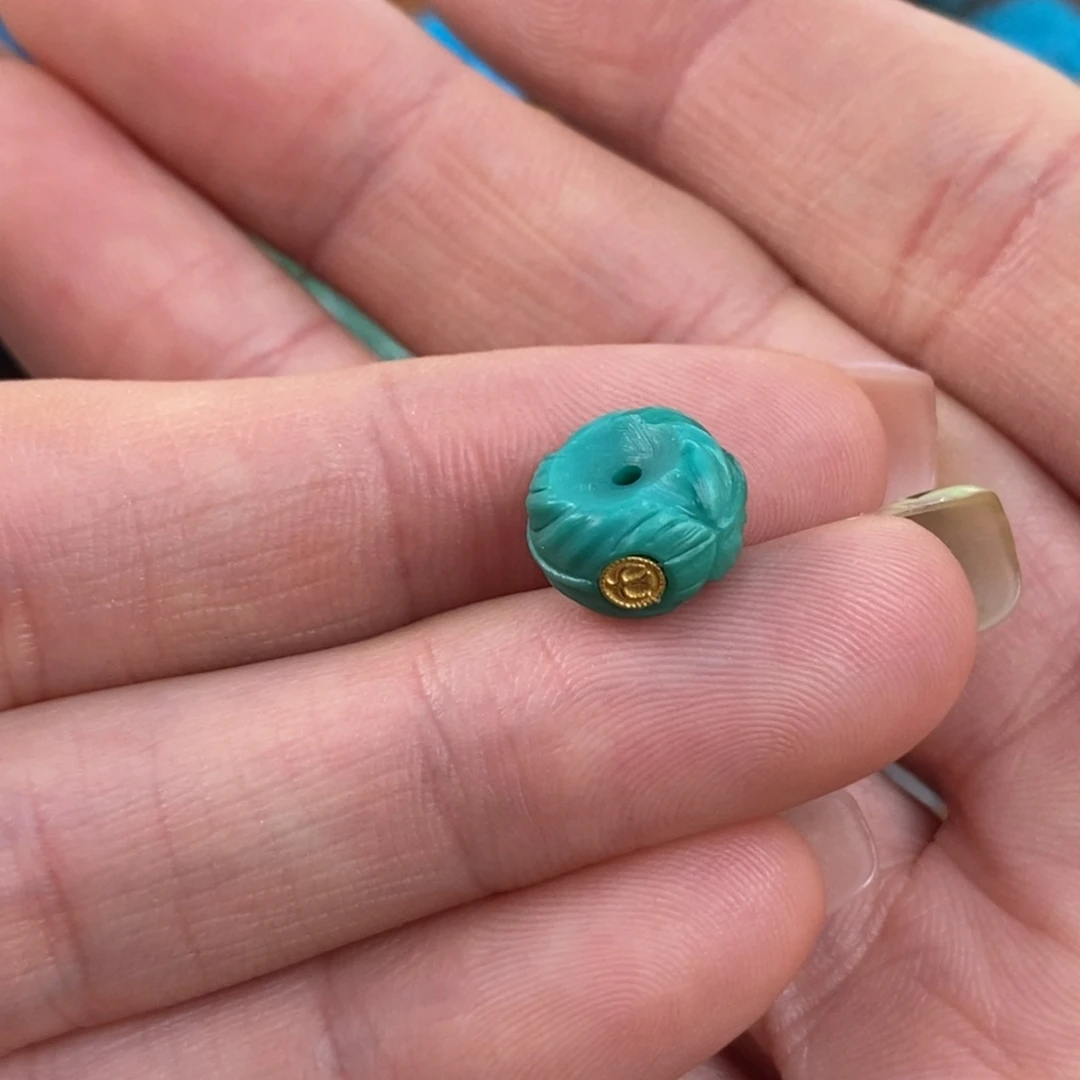 绿松石未镶嵌。羽毛