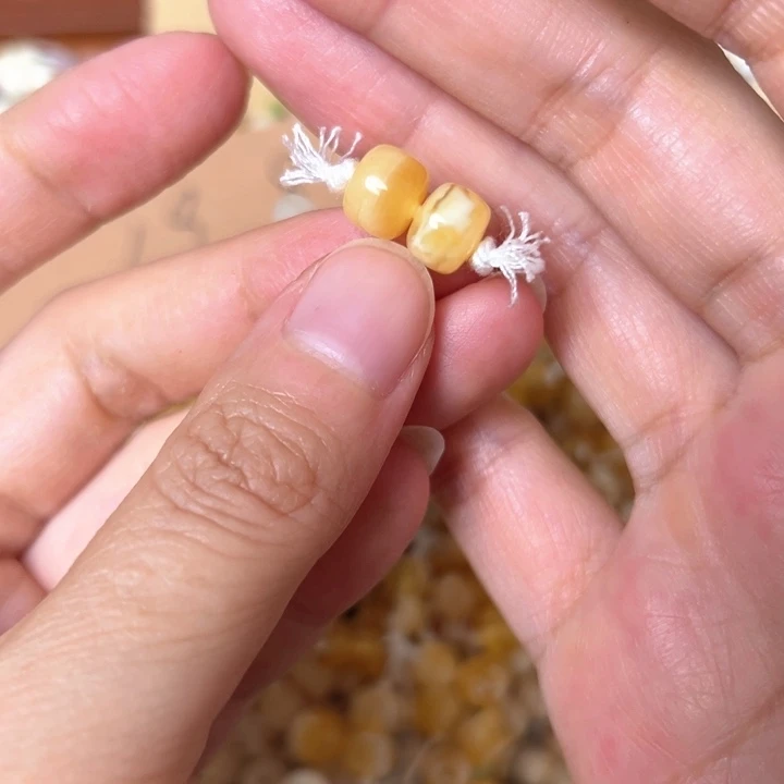 蜜蜡未镶嵌裸石8.2mm一对