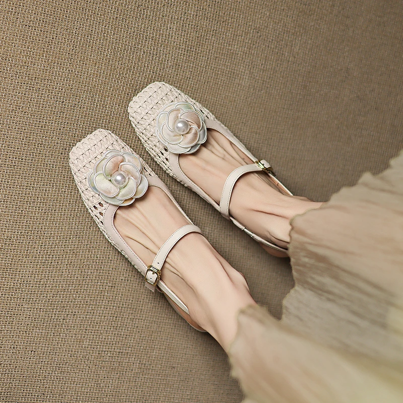 2025年夏季新款法式镂空编织包头粗跟花朵一字扣带米白色女凉鞋
