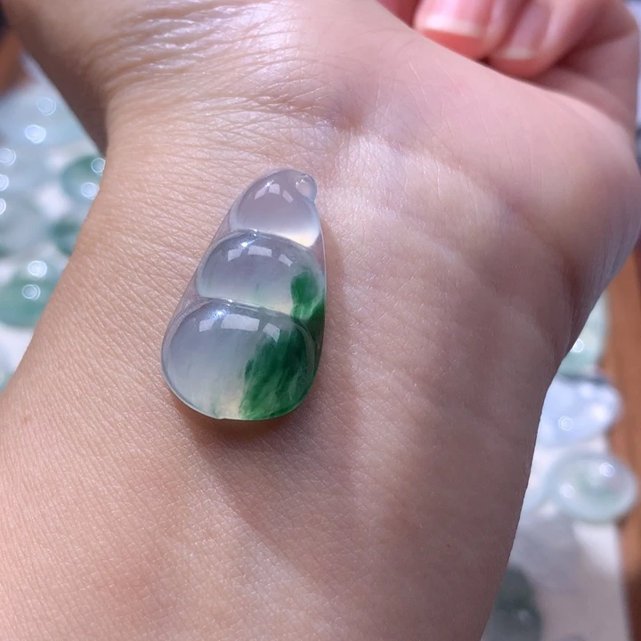 颈饰未镶嵌翡翠冰种飘花福豆