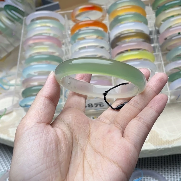 玛瑙/玉髓未镶嵌手镯58圈口有包容