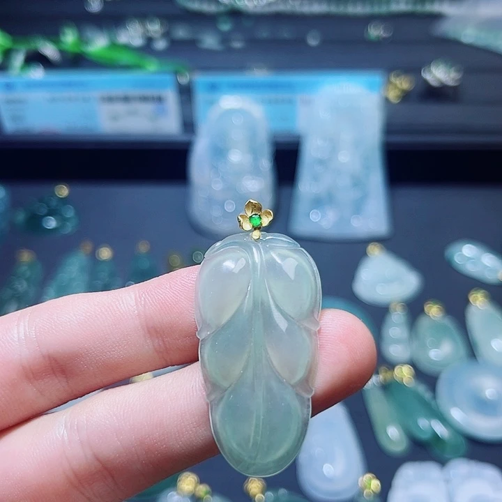 翡翠18K金镶嵌颈饰翡翠