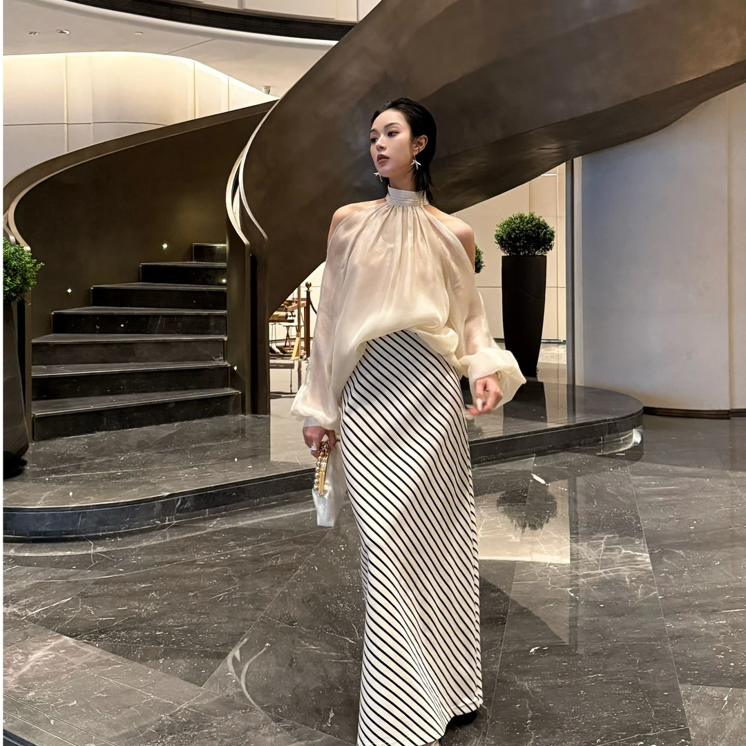 The One【琉璃纱】 超显瘦!穿上就显薄的小立体露肩上衣 YZ62S8018
