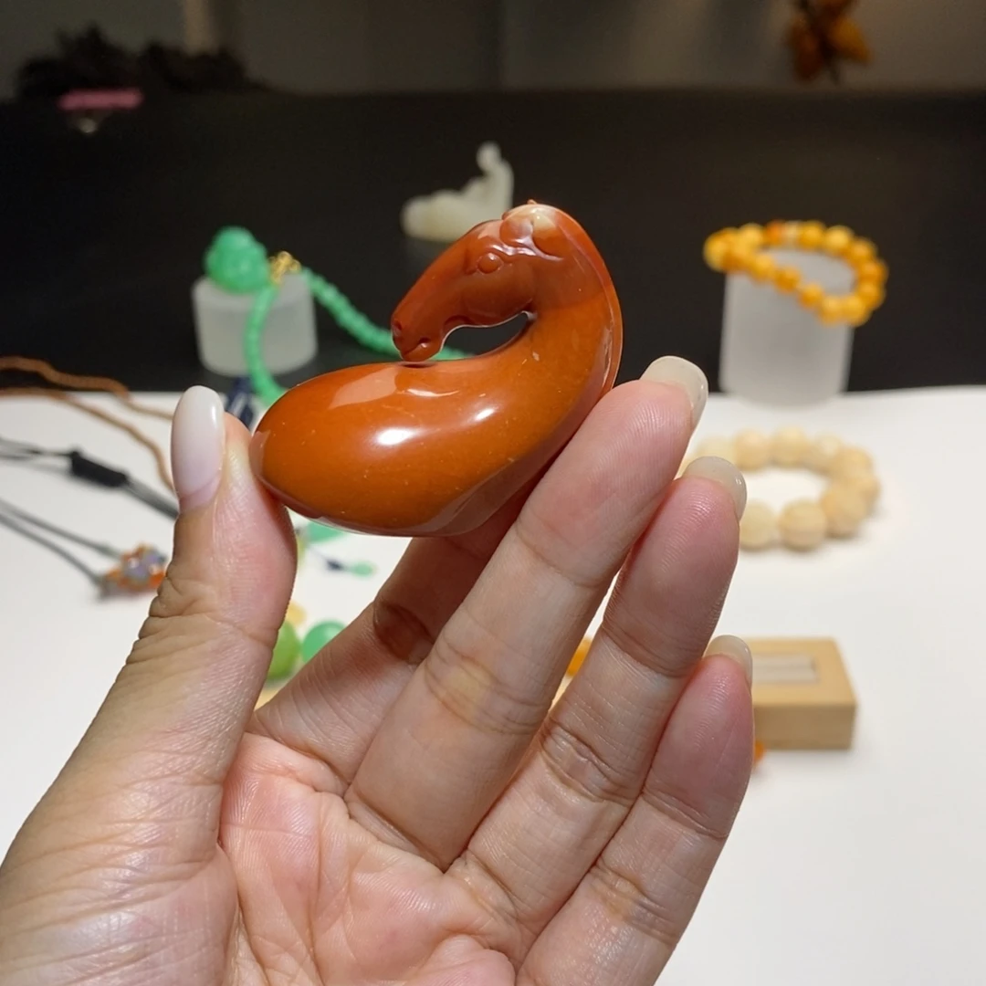 石英质玉（缅黄）未镶嵌珠宝奇石马儿