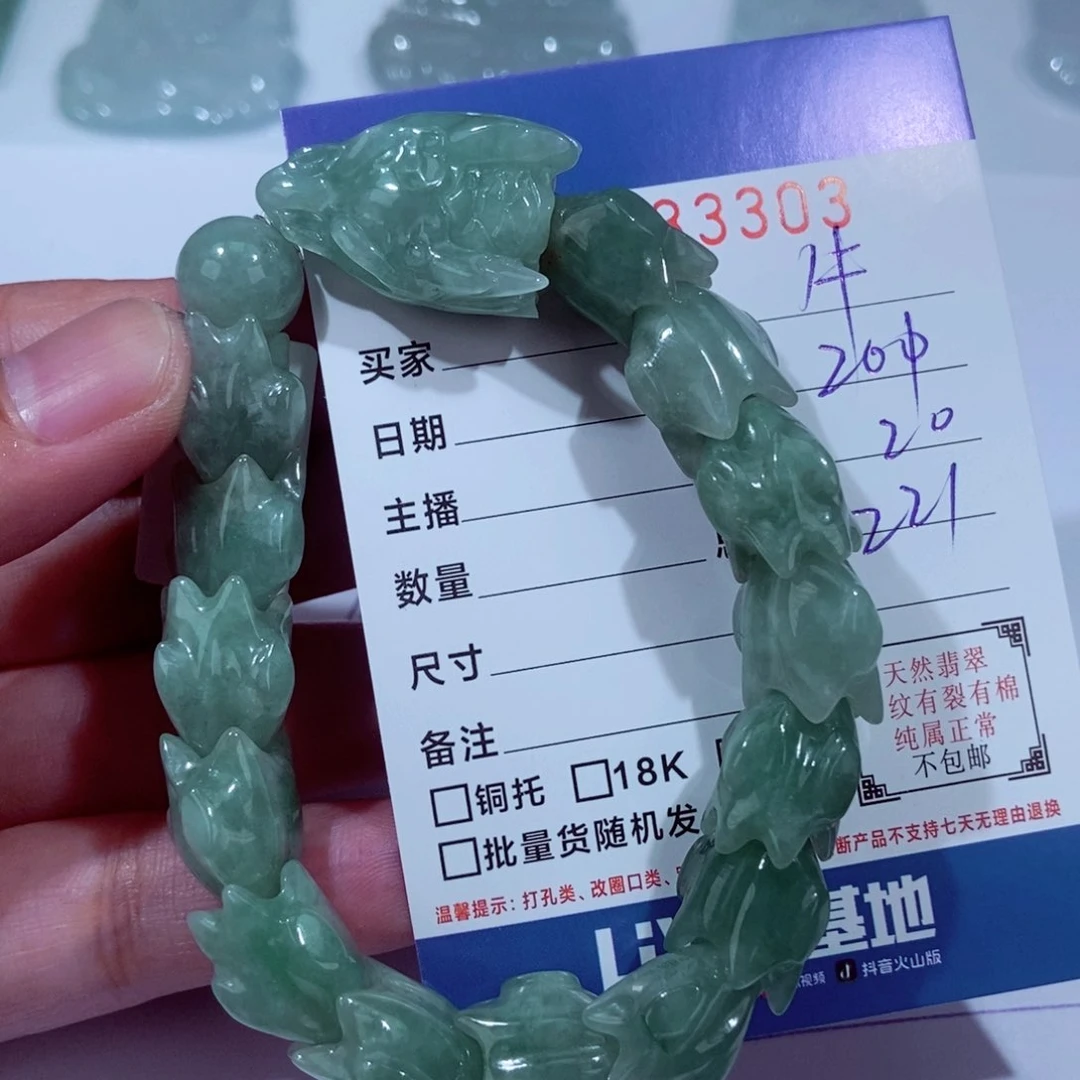 翡翠未镶嵌颈饰牛***牛