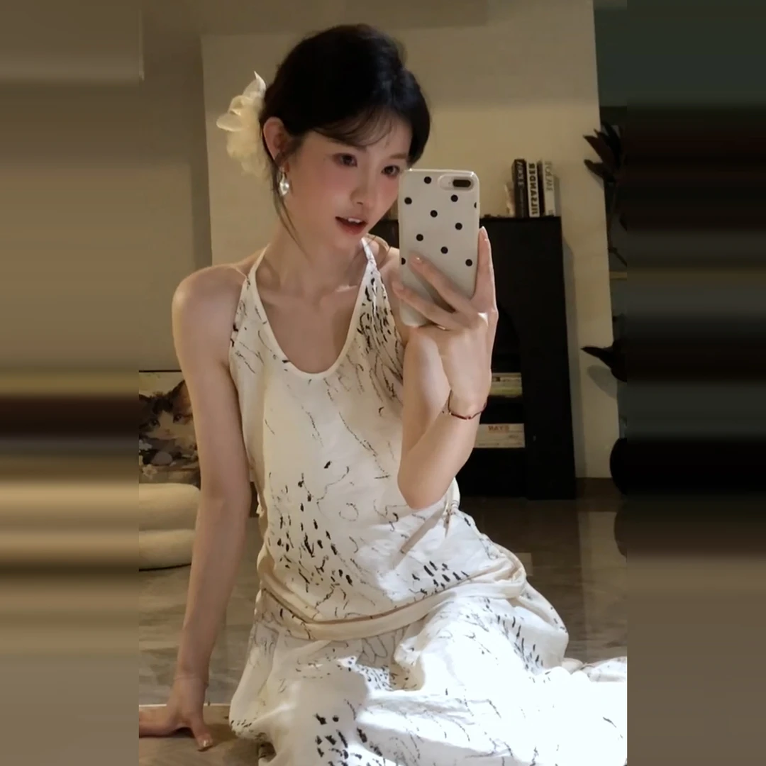 法式白色无袖挂脖碎花连衣裙子女夏季2025新爆款绝美显瘦长裙套装