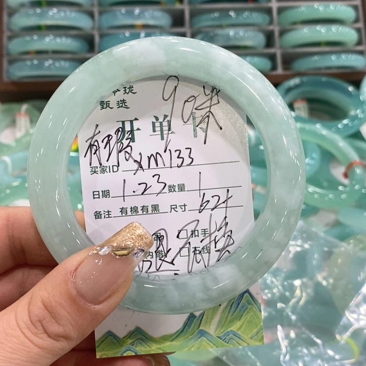 蛇纹石玉手镯未镶嵌，****。