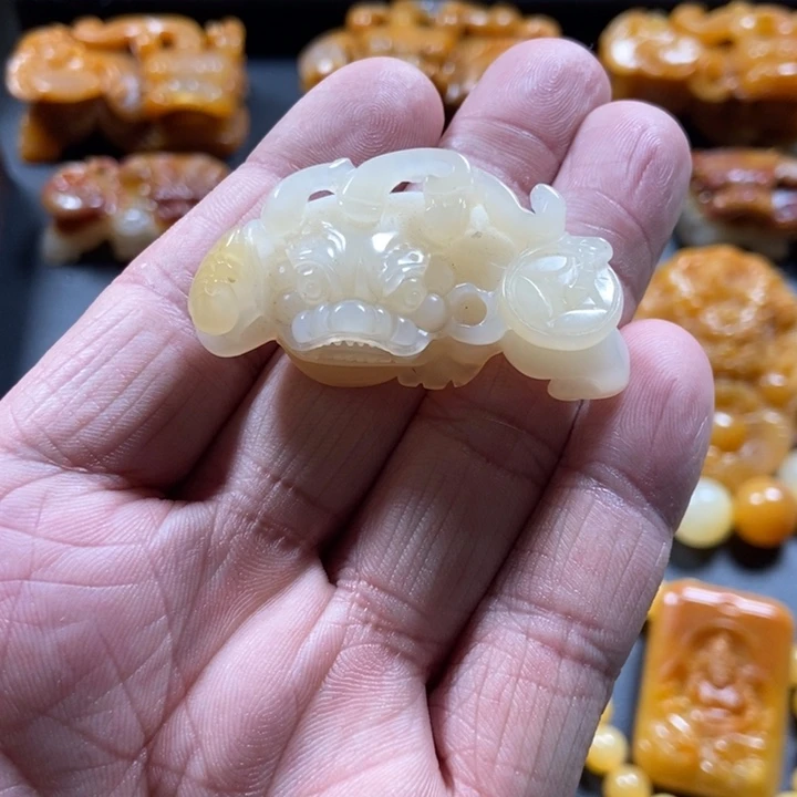 石英质玉（黄龙玉）未镶嵌颈饰