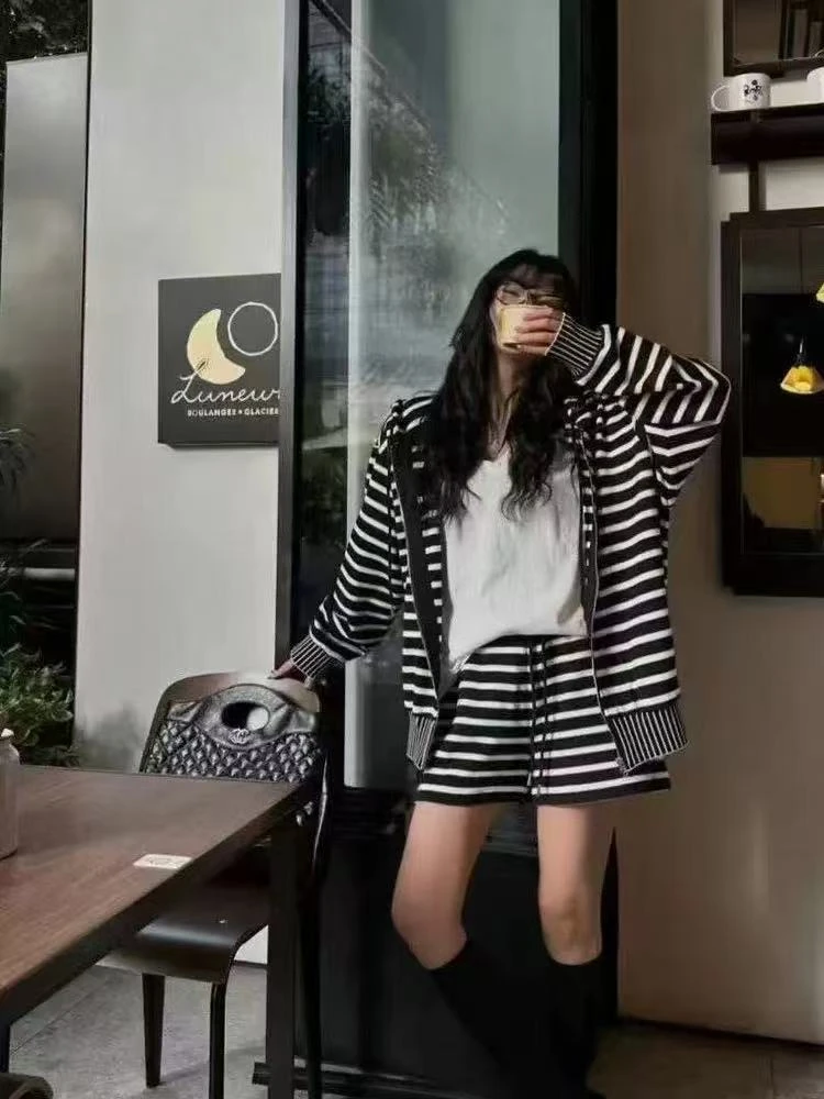 慵懒风连帽条纹毛衣外套女秋冬新款宽松休闲拉链针织开衫短裤套装