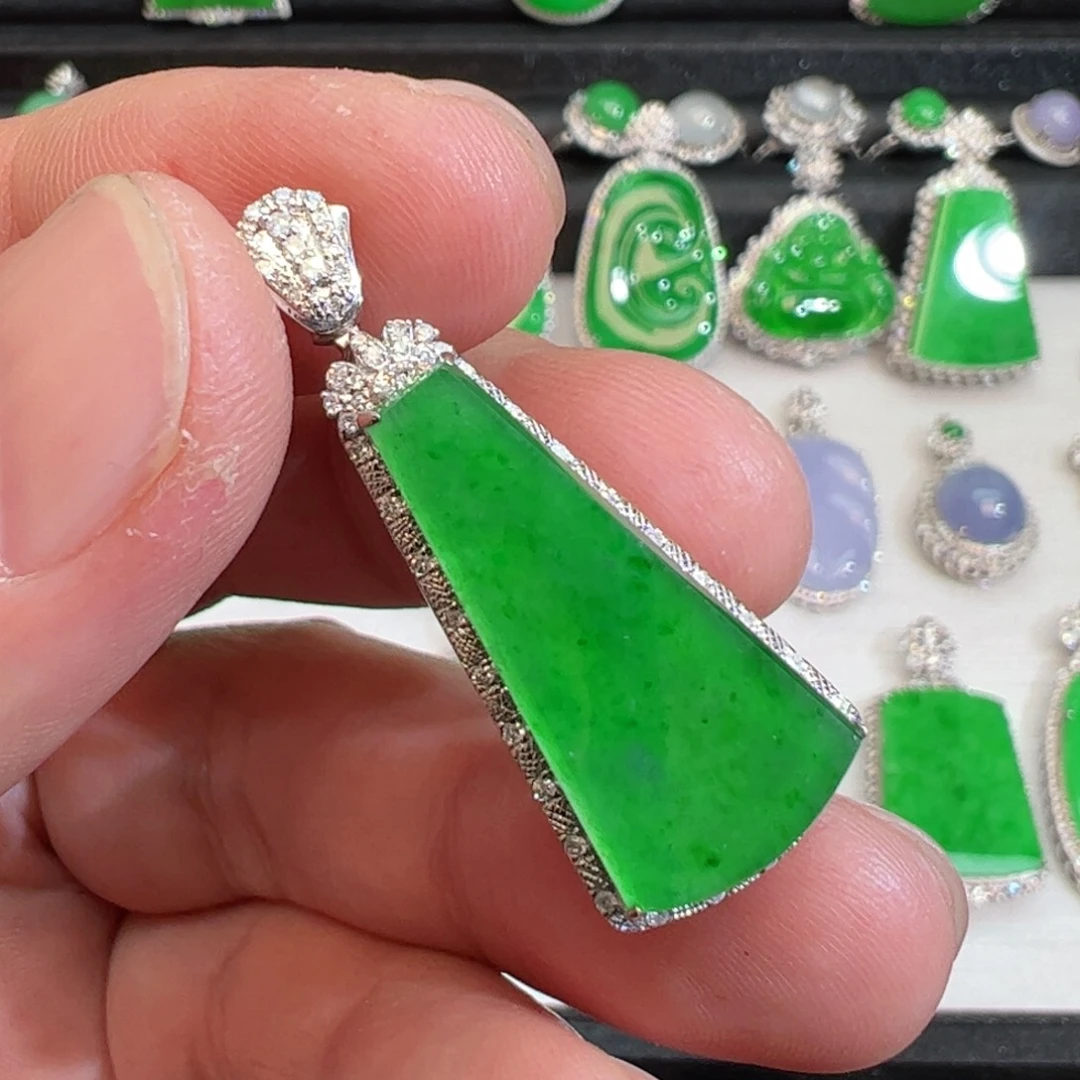 翡翠吊坠(不含链)18K金镶嵌天***！