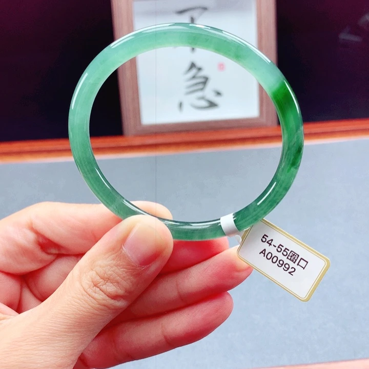 未镶嵌手镯翡翠圆镯