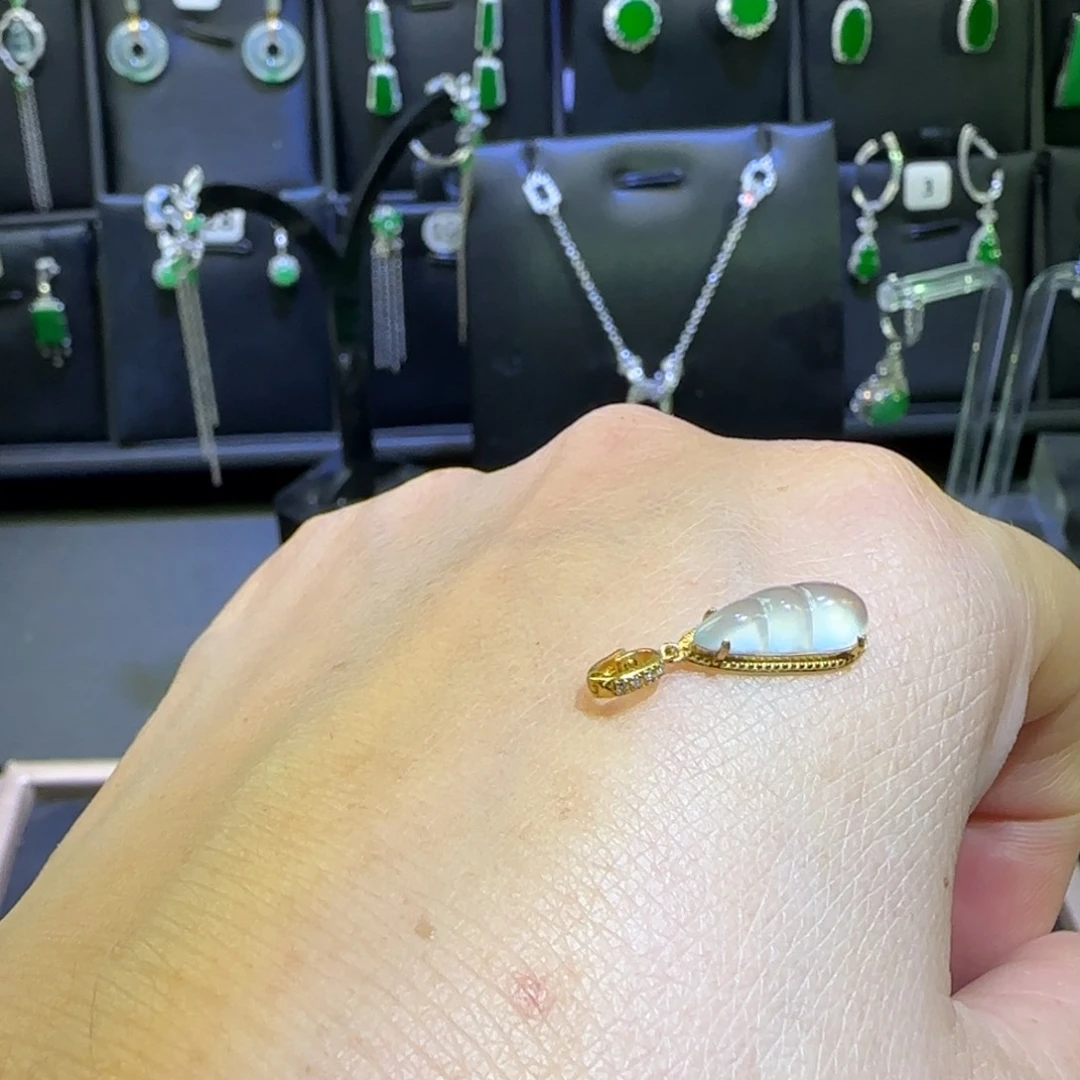 翡翠18K金镶嵌颈饰吊坠