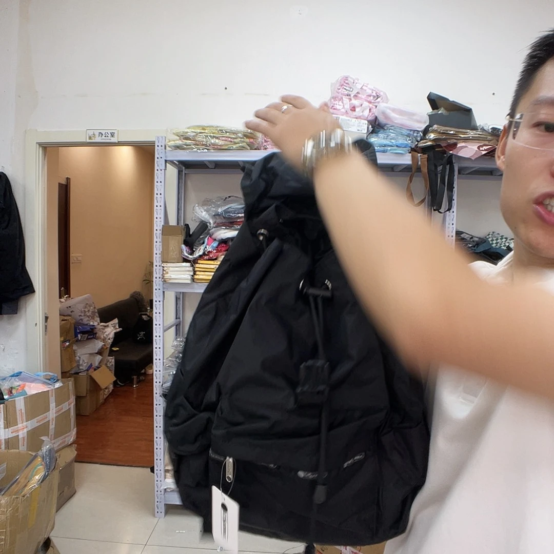 PU化妆包等产品为一体