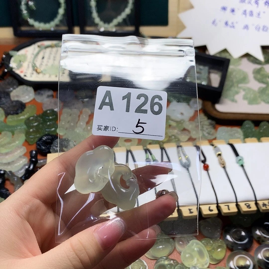 蛇纹石玉颈饰合金A****?