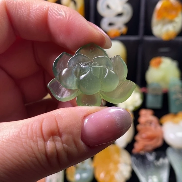 岫玉未镶嵌颈饰莲花吊坠