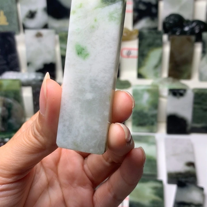 独山玉未镶嵌颈饰