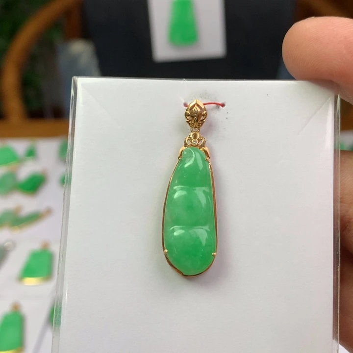 翡翠18K金镶嵌颈饰