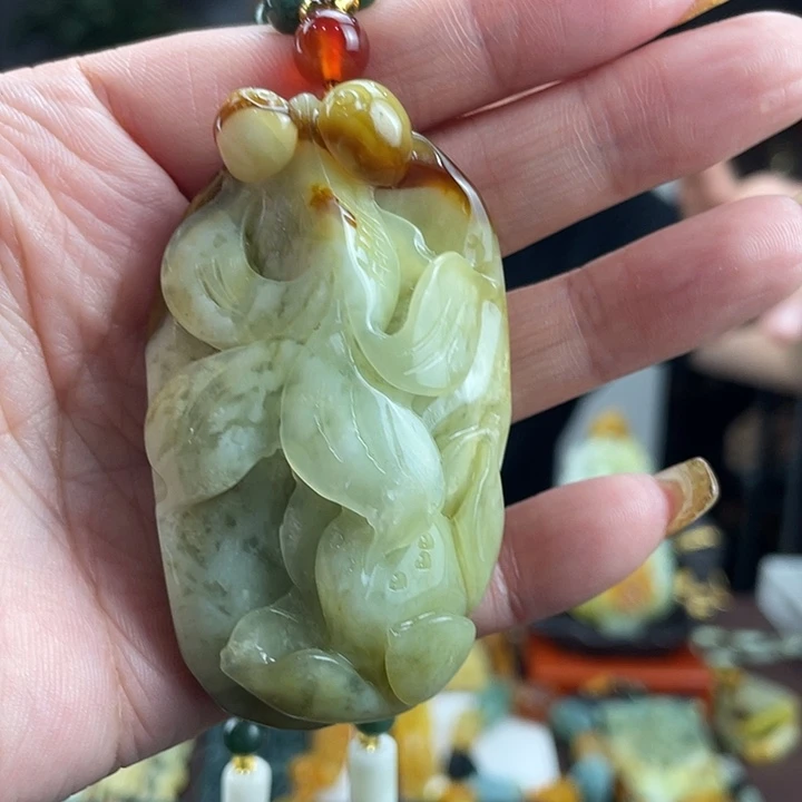 蛇纹石玉未镶嵌颈饰