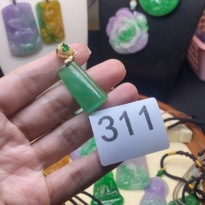 翡翠未镶嵌吊坠(赠链)
