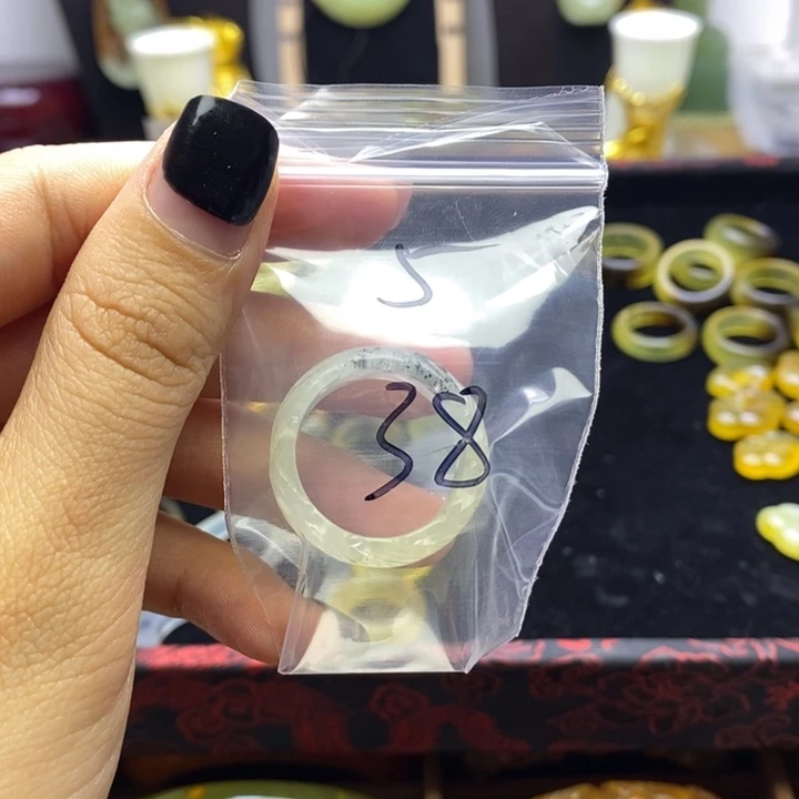 蛇纹石玉手镯未镶嵌夢****?