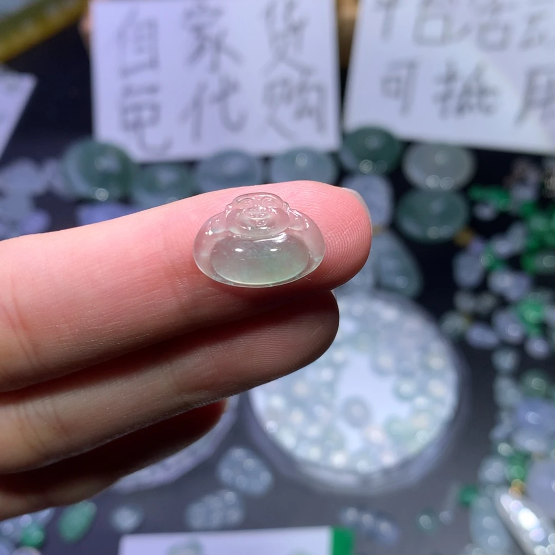 翡翠未镶嵌颈饰佛公