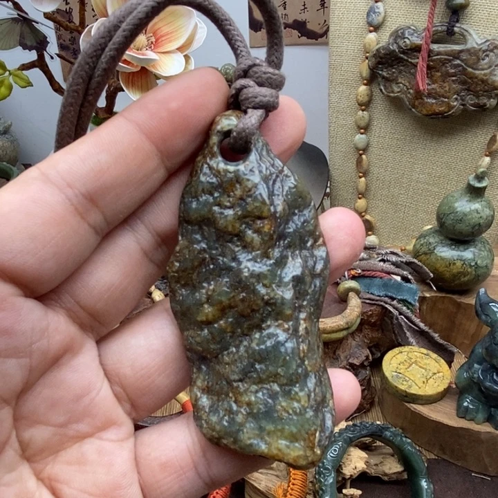 未镶嵌岫岩河磨玉（透闪石质玉）挂件