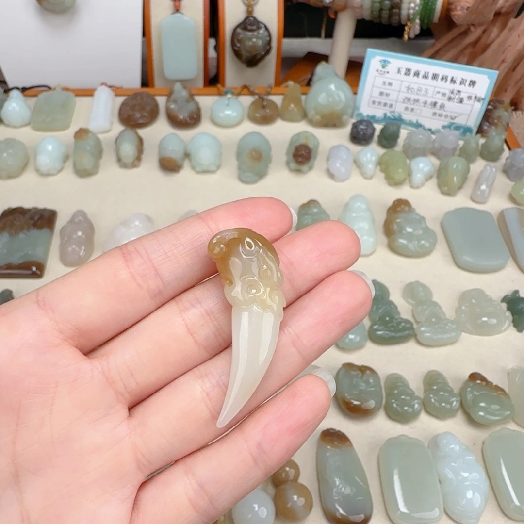 四***秋和田玉未镶嵌颈饰