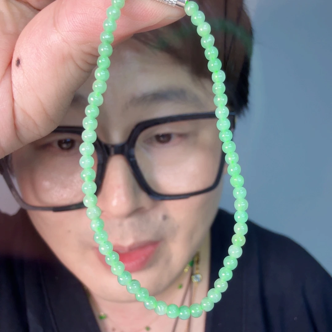 翡翠未镶嵌颈饰一件