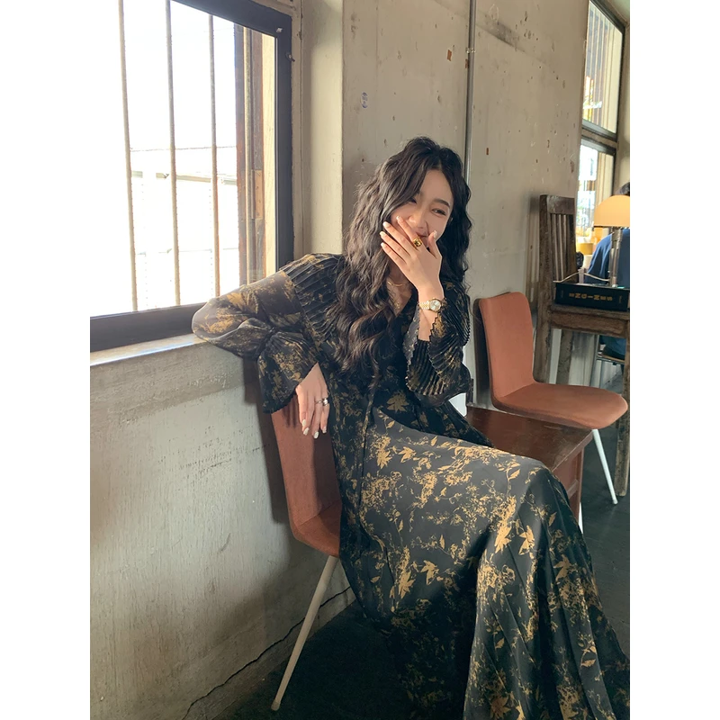 任小艺V领收腰茶歇法式碎花连衣裙女春新款小众设计气质长裙A1533