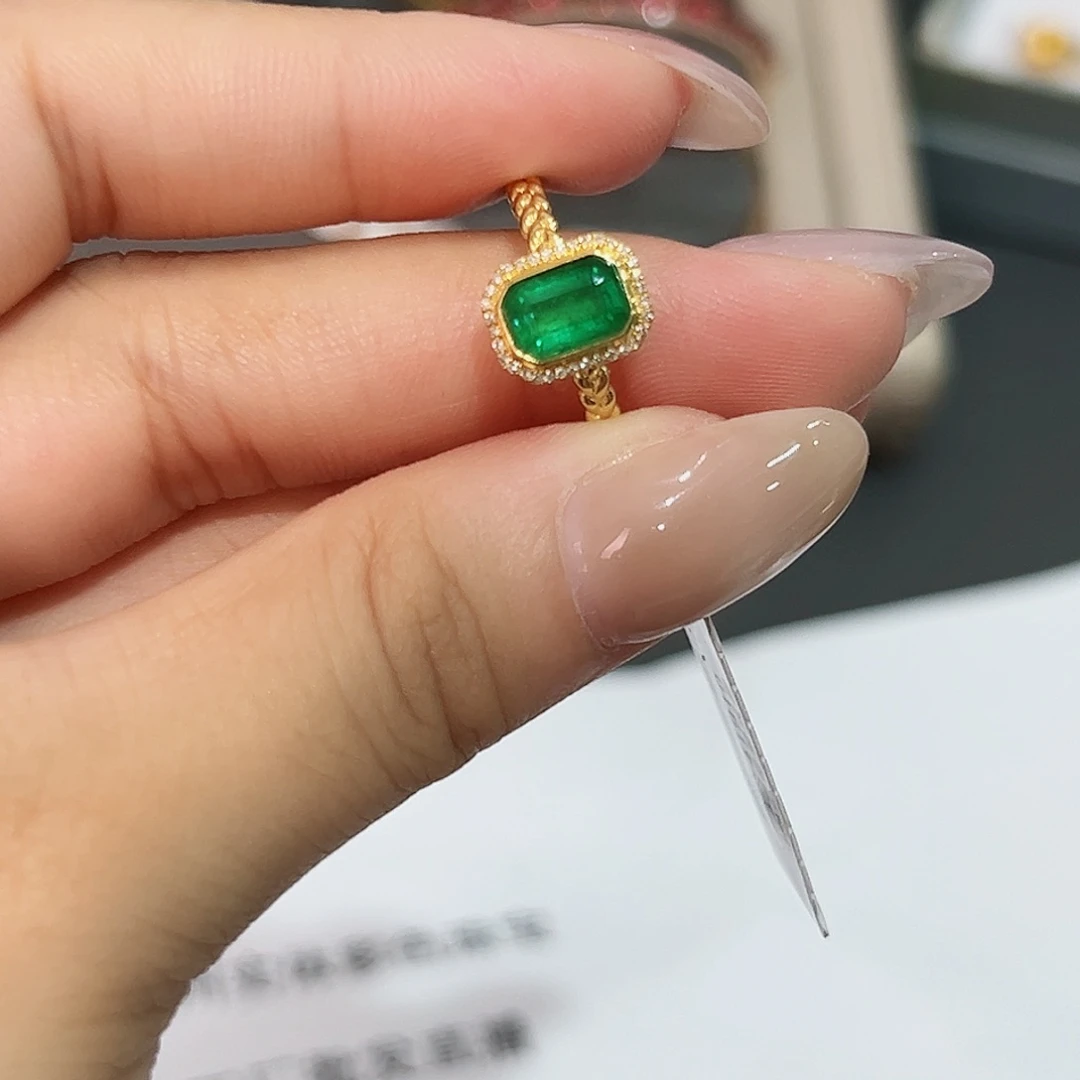 祖母绿戒指18K金镶嵌