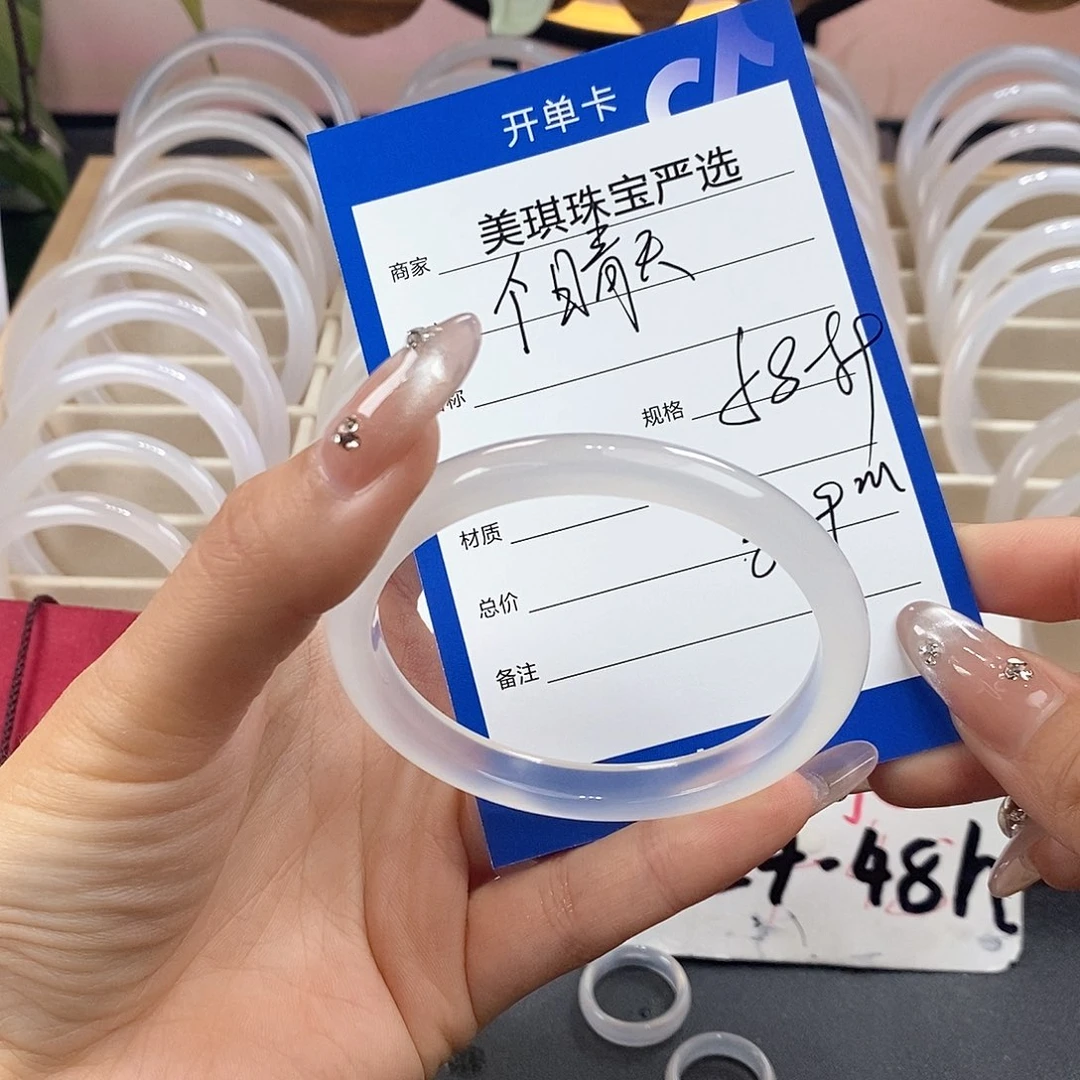 玛瑙/玉髓手镯未镶嵌_****?