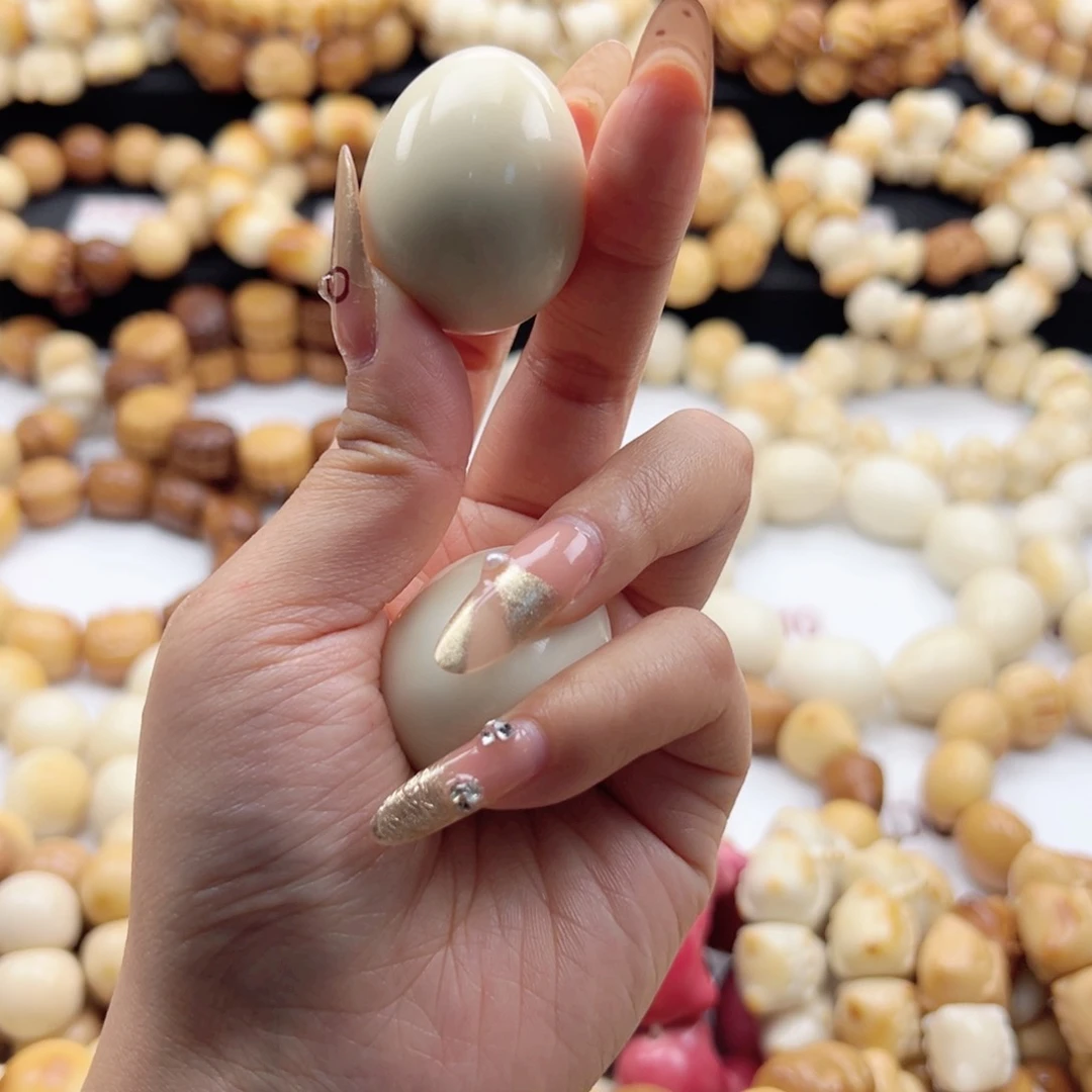 吊坠白玉菩提鸡蛋瑕手把件