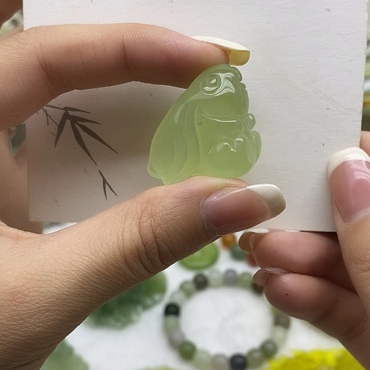 岫玉未镶嵌颈饰小兔子