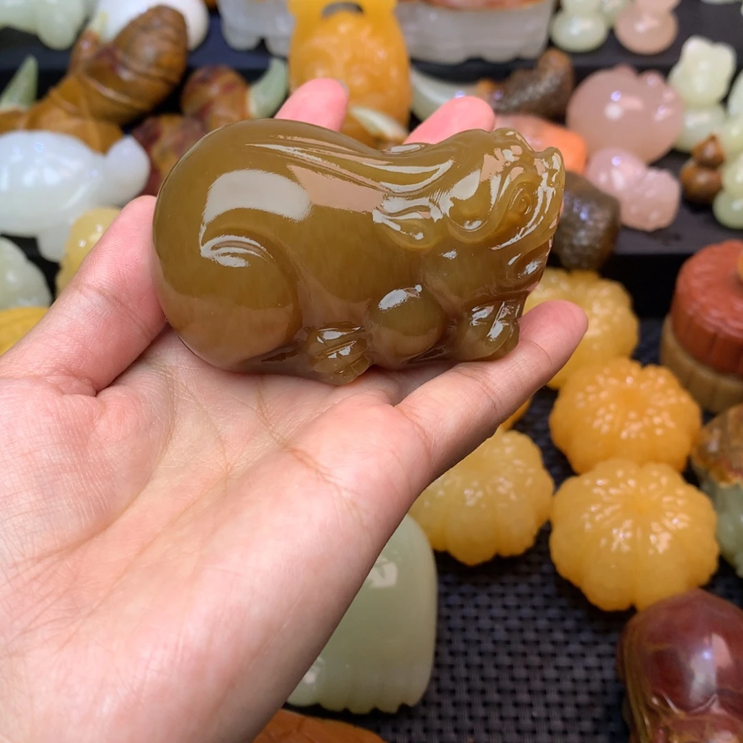 迎***翔五彩石手把件糖色貔貅