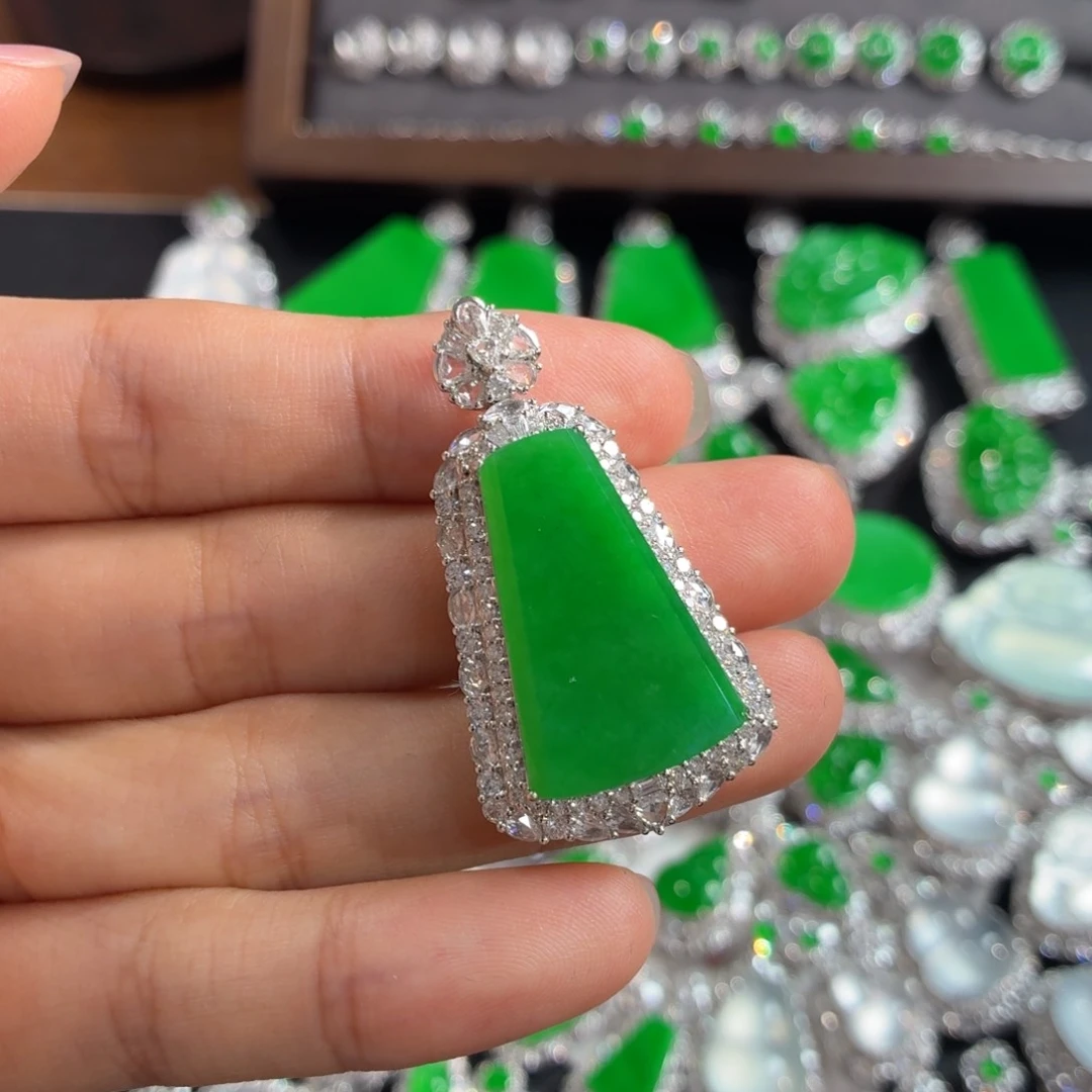 翡翠18K金镶嵌颈饰无事牌