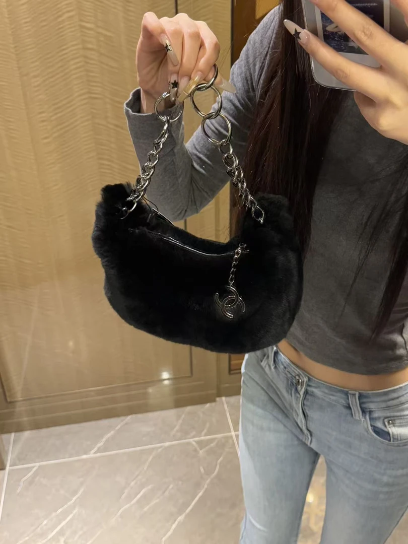 95新 Chanel/香奈儿 展会外场！黑色毛毛hobo包