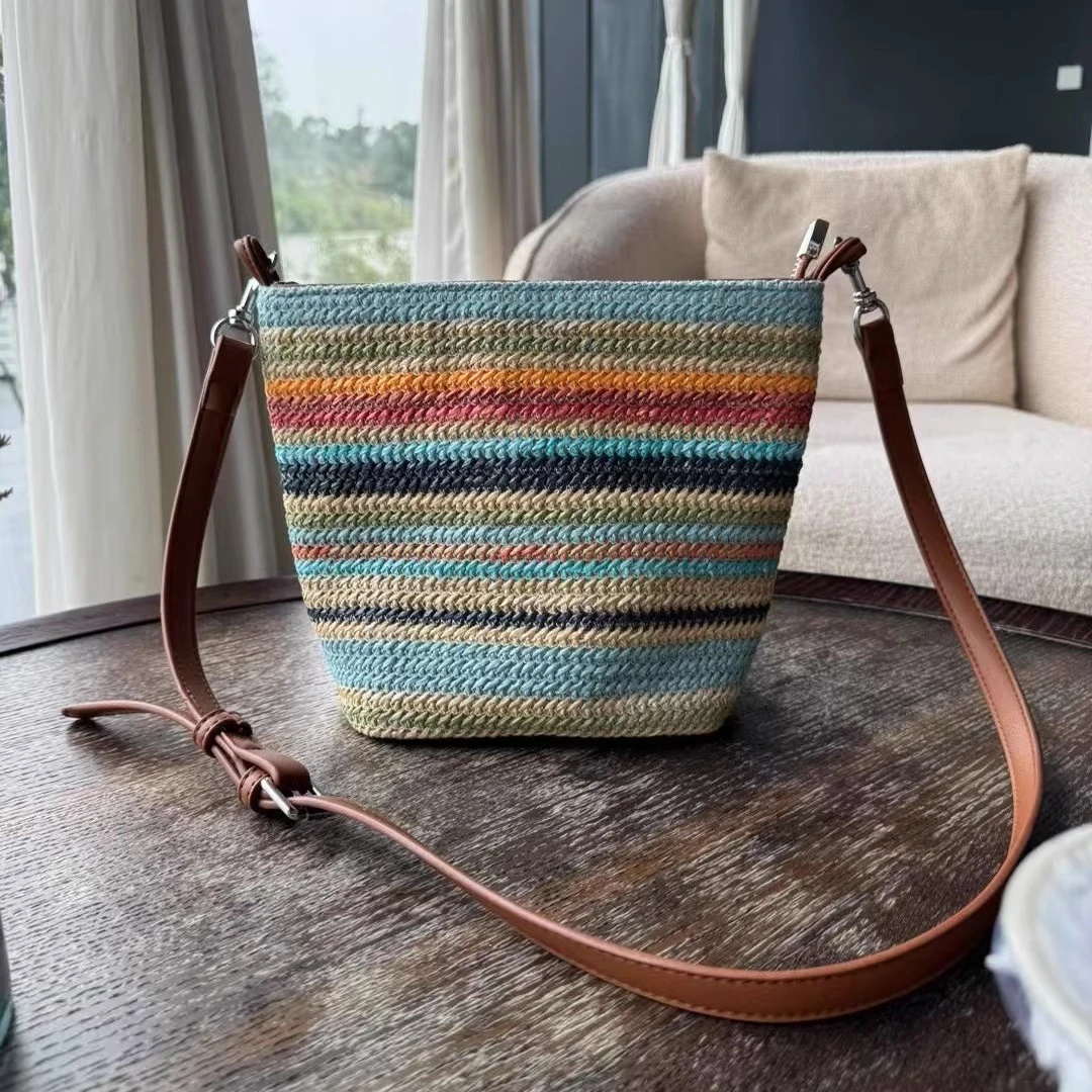 高级感彩虹撞色草编包包新款条纹水桶包单肩斜挎百搭韩系手提包