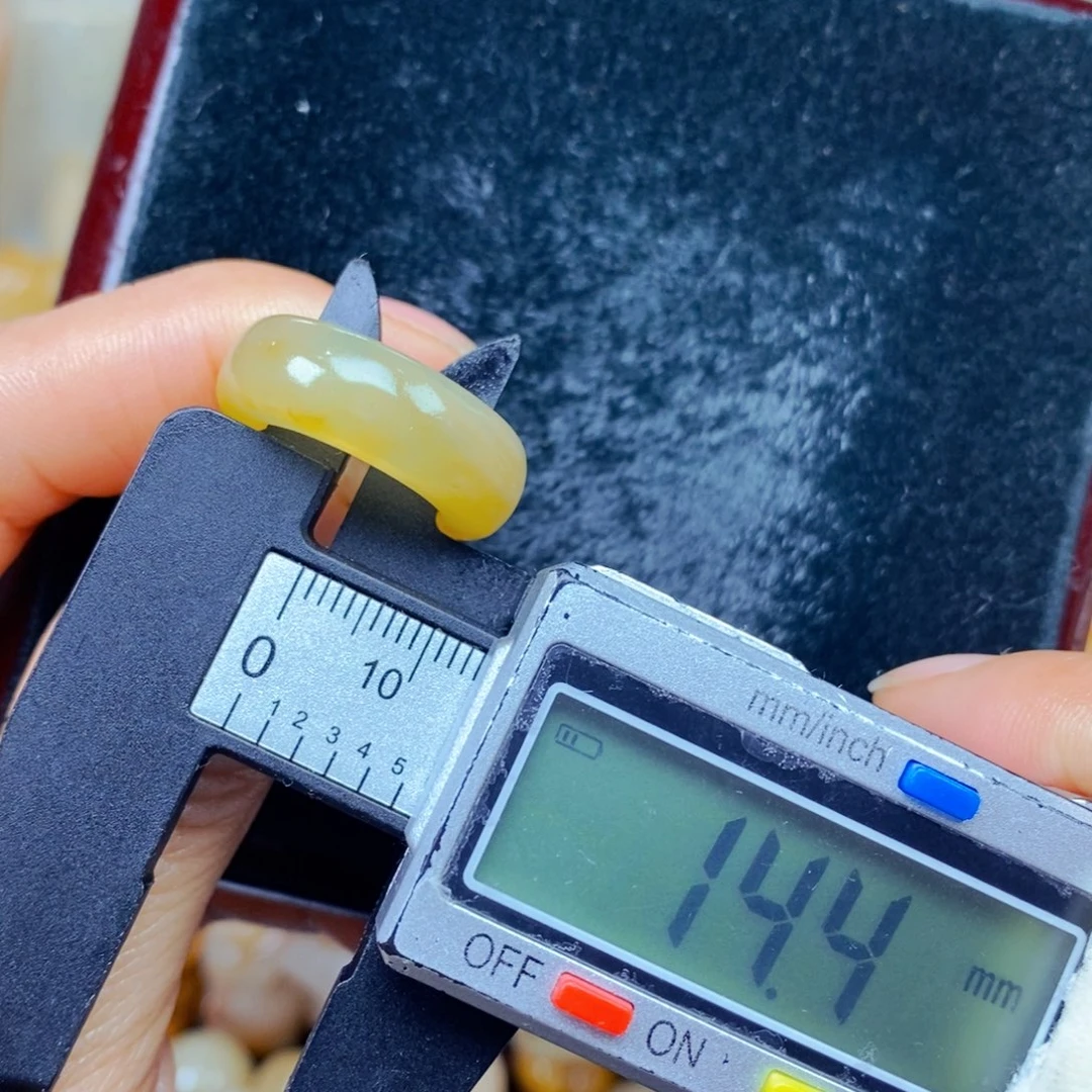 石英质玉（黄龙玉）未镶嵌颈饰