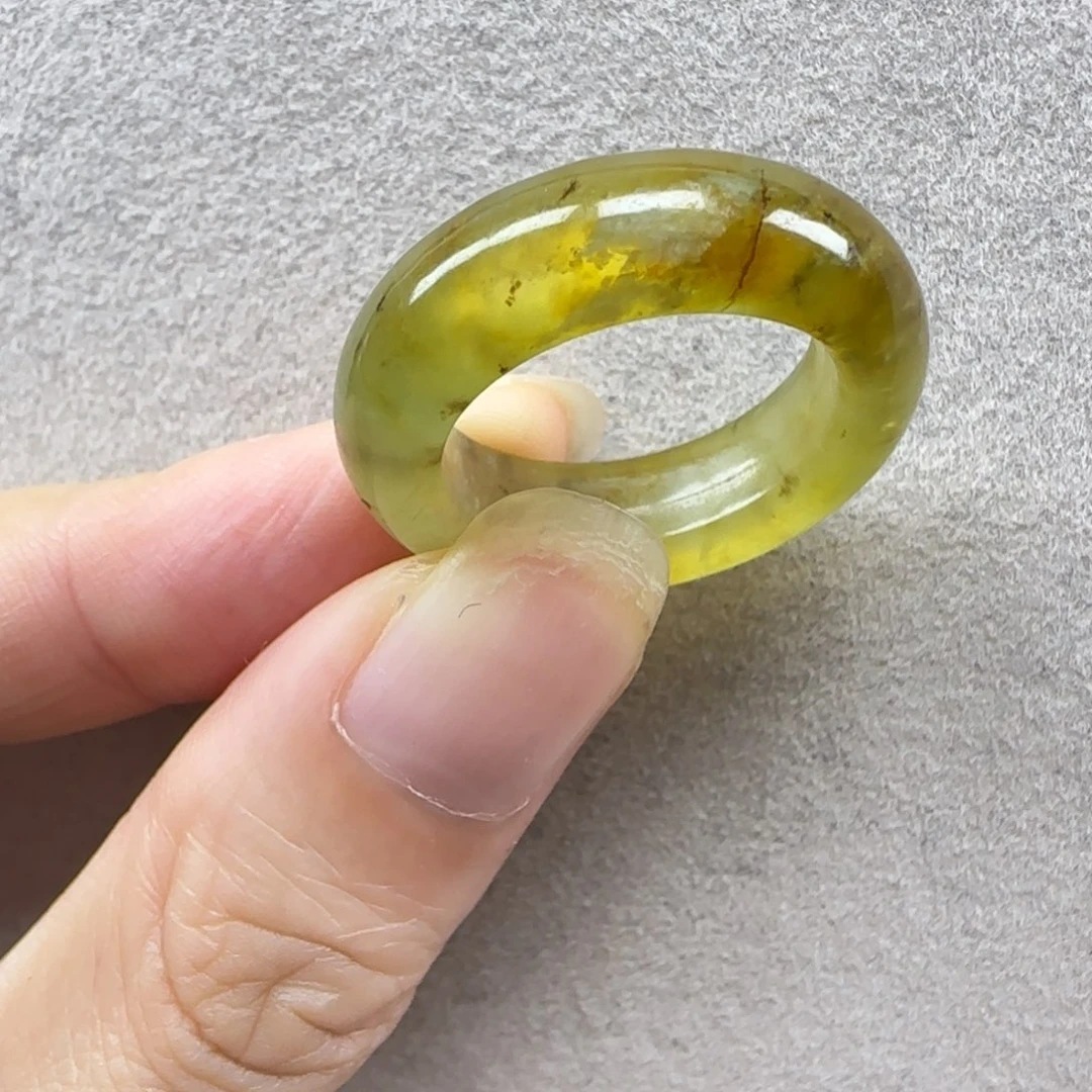 蛇纹石玉未镶嵌戒指19瑕疵