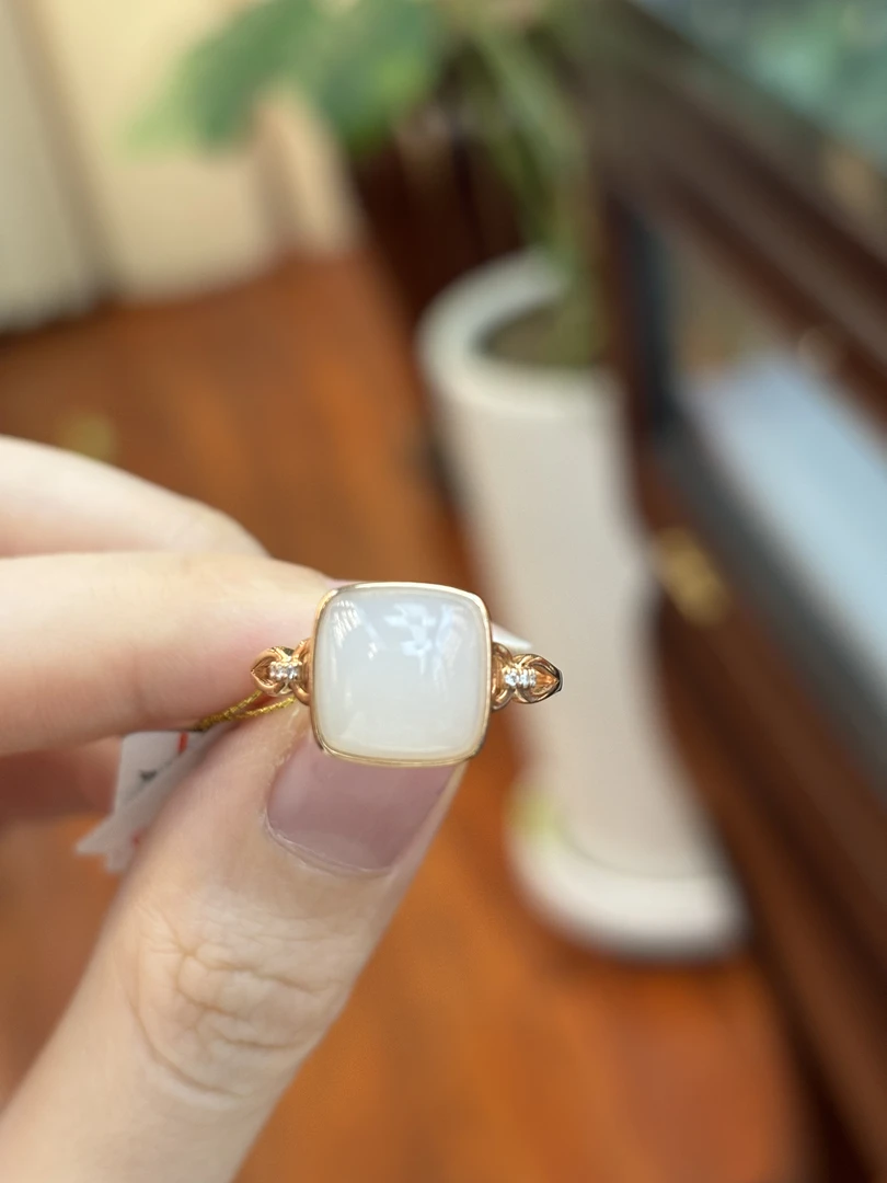 3834和田玉18K金镶白玉蛋面戒指约5.4*5.4*3.3