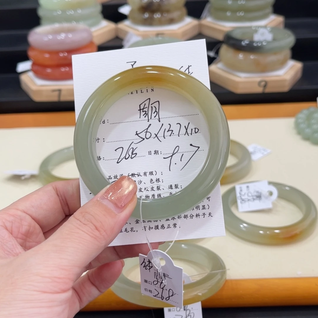 未镶嵌手镯石英质玉周***?