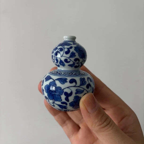 【南风】手绘青花缠枝牡丹香插 葫芦型