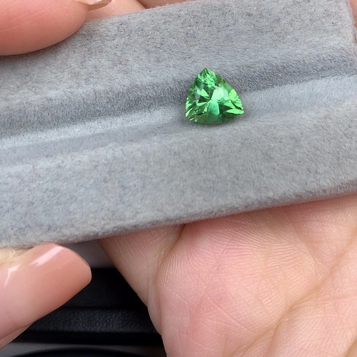 石榴石（沙弗莱）裸石未镶嵌1.97ct沙弗莱三角形